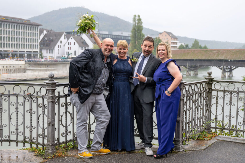 hochzeitsfotografin-jeannine-hellbach-olten-brautpaar-plus-trauzeugen